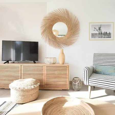 Apartamento French Riviera Only A 4-min Walk From The Beaches With Swimming Pool