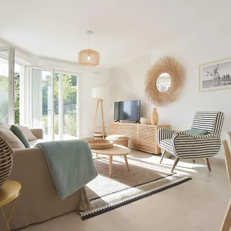 French Riviera Only A 4-min Walk From The Beaches With Swimming Pool *