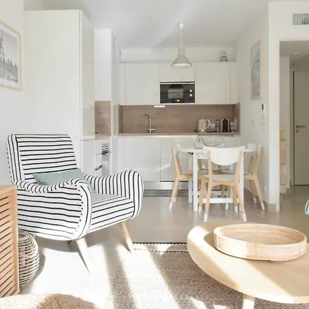 Apartamento French Riviera Only A 4-min Walk From The Beaches With Swimming Pool Vallauris